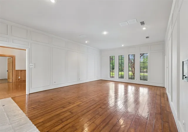 Photo 3 of Single family home for sale at 4 Eastshore Rd, Rockwall, TX 75032 | MLS# 21261184 | Listing updated on 2026-09-25