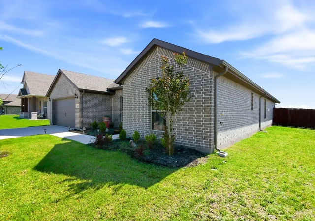 Photo 2 of Single family home for sale at 420 Basalt Dr, Azle, TX 76020 | MLS# 21261225 | Listing updated on 2026-09-30