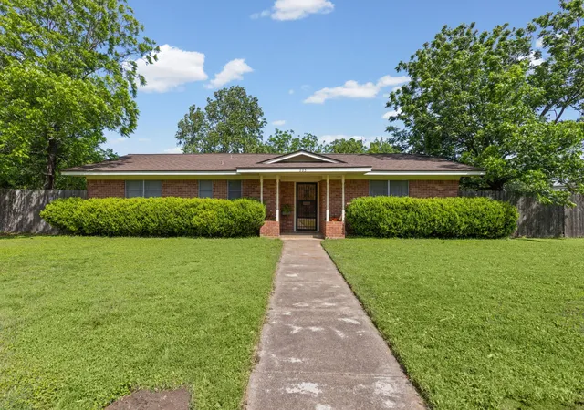 Photo 1 of Single family home for sale at 203 Randy Dr, Woodway, TX 76712 | MLS# 21261413 | Listing updated on 2026-08-27