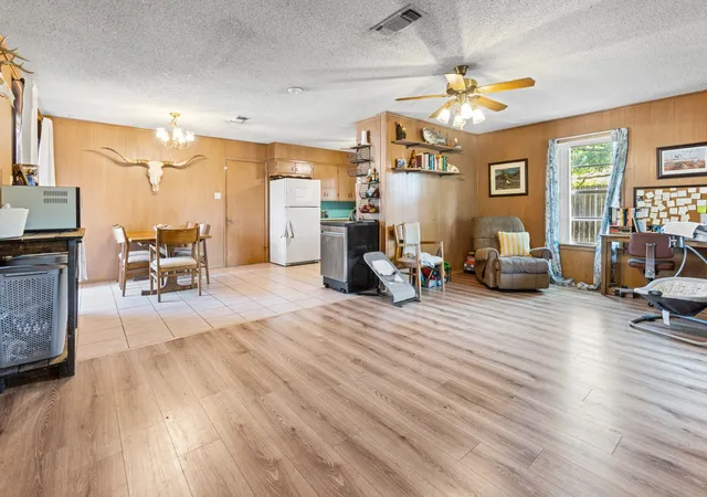 Photo 4 of Single family home for sale at 203 Randy Dr, Woodway, TX 76712 | MLS# 21261413 | Listing updated on 2026-10-03