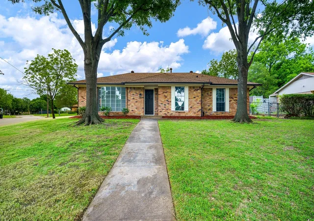 Homes for sale in De Soto, TX | 400 Brook Hollow Cir, De Soto, TX 75115 | MLS# 21250933