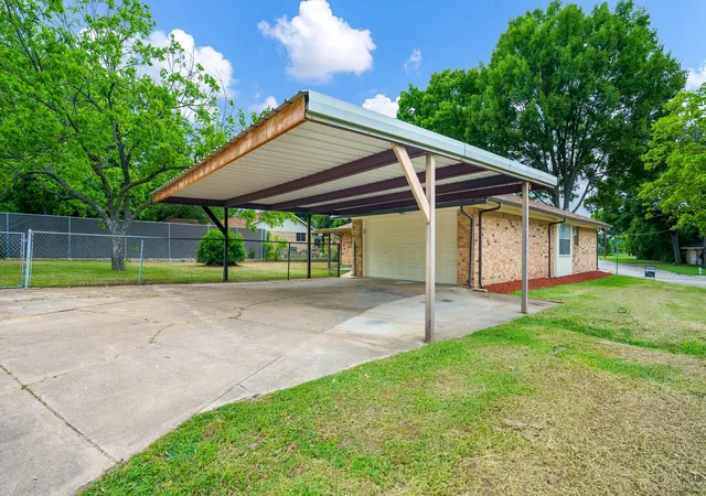 Homes for sale in De Soto, TX | 400 Brook Hollow Cir, De Soto, TX 75115 | MLS# 21250933