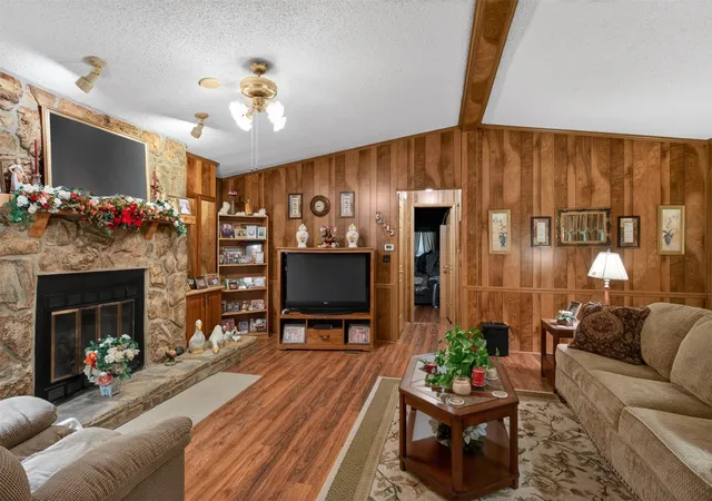 Photo 3 of Sale Pending at 306 Lesa Ln, Stonewall, LA 71078 | MLS# 21260100 | Listing updated on 2026-07-15