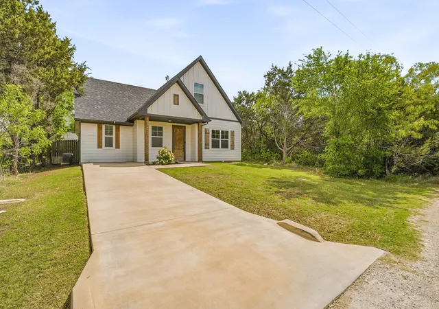 Photo 3 of Single family home for sale at 5721 San Jacinto Dr, Granbury, TX 76048 | MLS# 21261574 | Listing updated on 2026-08-27