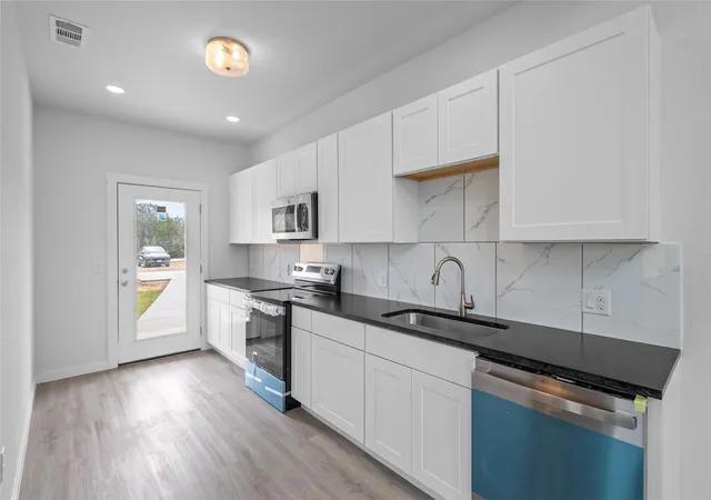 Photo 3 of Single family home for sale at 2222 Cedarwood Trl, Granbury, TX 76048 | MLS# 21246791 | Listing updated on 2026-10-05