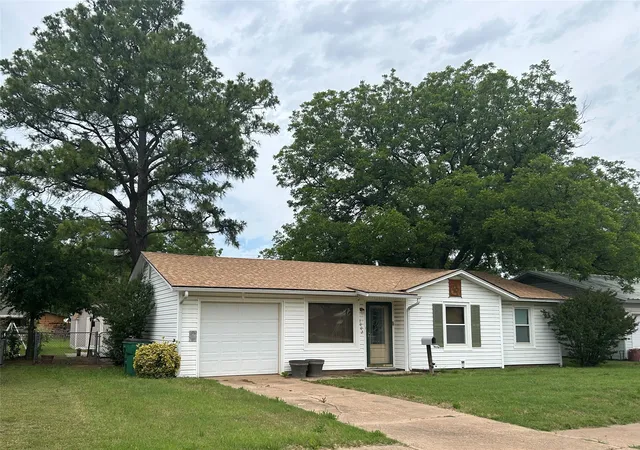 Homes for sale in Olney, TX | 1002 W Bloodworth, Olney, TX 76374 | MLS# 21261759
