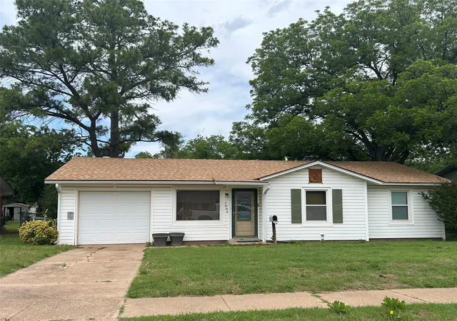 Homes for sale in Olney, TX | 1002 W Bloodworth, Olney, TX 76374 | MLS# 21261759