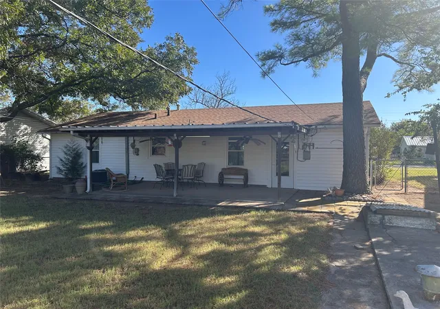 Homes for sale in Olney, TX | 1002 W Bloodworth, Olney, TX 76374 | MLS# 21261759