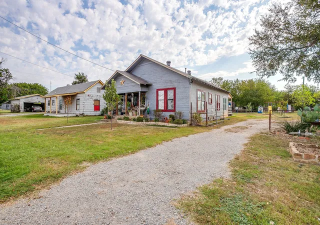Homes for sale in Mineral Wells, TX | 905 6Th Ave Se, Mineral Wells, TX 76067 | MLS# 21259892