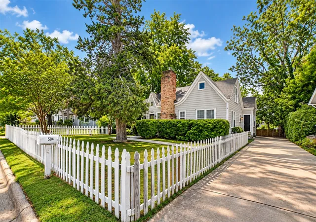 Photo 2 of Single family home for sale at 504 W Grove St, Kaufman, TX 75142 | MLS# 21261761 | Listing updated on 2026-10-05