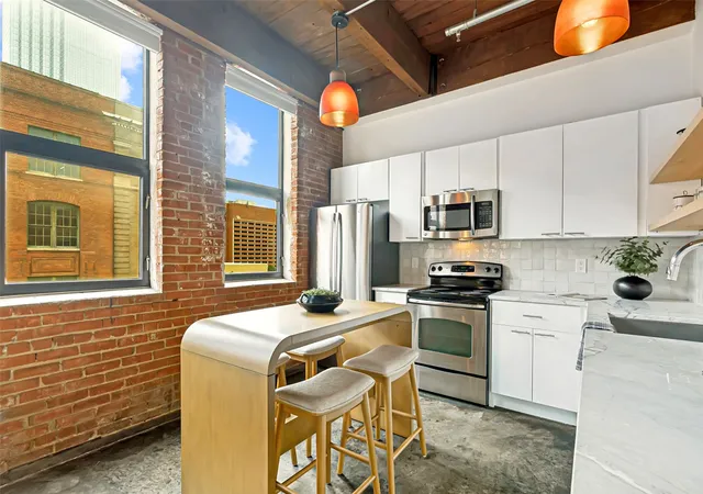 Photo 3 of Condo for sale at 509 Elm St #503, Dallas, TX 75202 | MLS# 21258797 | Listing updated on 2026-09-23
