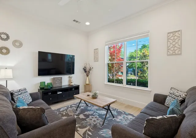 Photo 3 of Single family home for sale at 732 W 7Th St, Dallas, TX 75208 | MLS# 21262003 | Listing updated on 2026-08-25