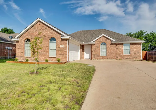 Photo 1 of Single family home for sale at 309 Shadow Bend Dr, Red Oak, TX 75154 | MLS# 21261527 | Listing updated on 2026-07-27