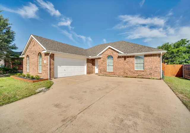Photo 2 of Single family home for sale at 309 Shadow Bend Dr, Red Oak, TX 75154 | MLS# 21261527 | Listing updated on 2026-07-27