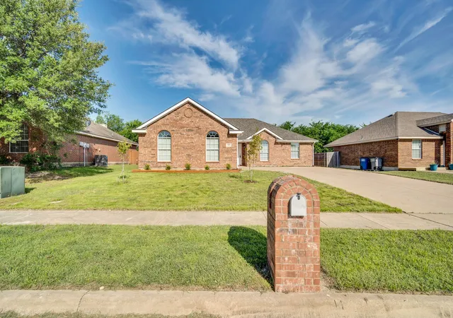 Photo 3 of Single family home for sale at 309 Shadow Bend Dr, Red Oak, TX 75154 | MLS# 21261527 | Listing updated on 2026-07-27
