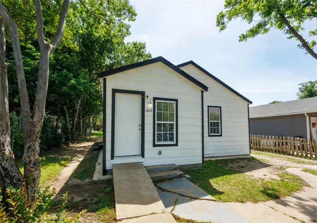 Homes for sale in Fort Worth, TX | 1809 Birdell St, Fort Worth, TX 76105 | MLS# 21259310