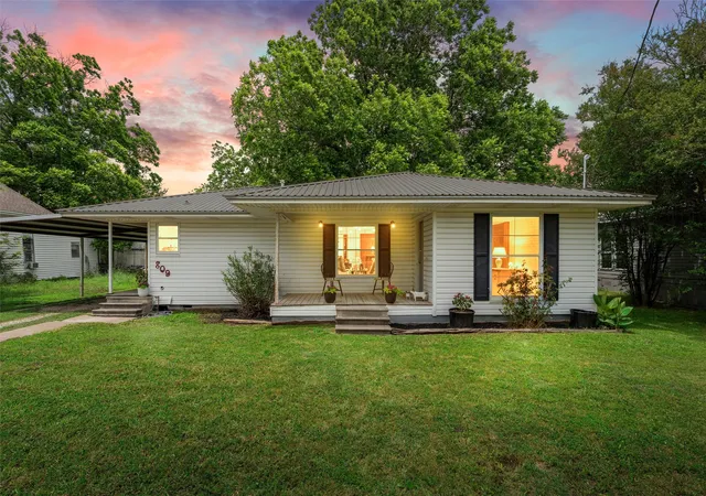 Photo 1 of Single family home for sale at 809 E Limestone Ave, Mart, TX 76664 | MLS# 21261313 | Listing updated on 2026-10-04