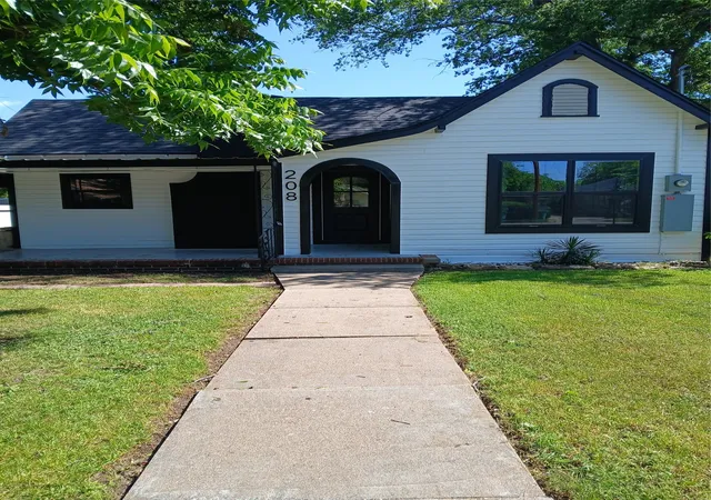 Homes for sale in Coleman, TX | 208 E 9th St, Coleman, TX 76834 | MLS# 21262721