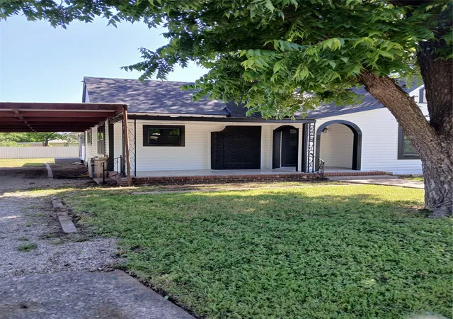 Homes for sale in Coleman, TX | 208 E 9th St, Coleman, TX 76834 | MLS# 21262721