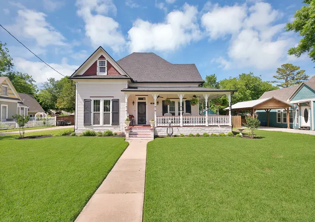 Photo 1 of Single family home for sale at 410 W Spring St, Weatherford, TX 76086 | MLS# 21259950 | Listing updated on 2026-07-05