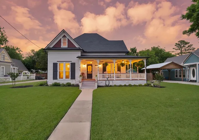 Photo 2 of Single family home for sale at 410 W Spring St, Weatherford, TX 76086 | MLS# 21259950 | Listing updated on 2026-07-05