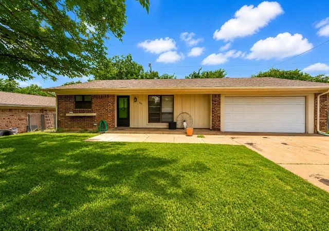 Photo 1 of Single family home for sale at 805 Long Dr, Mineral Wells, TX 76067 | MLS# 21256779 | Listing updated on 2026-08-24