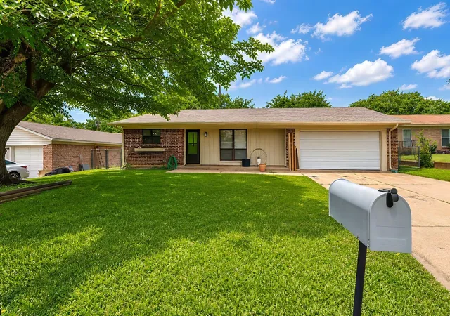 Photo 2 of Single family home for sale at 805 Long Dr, Mineral Wells, TX 76067 | MLS# 21256779 | Listing updated on 2026-08-24