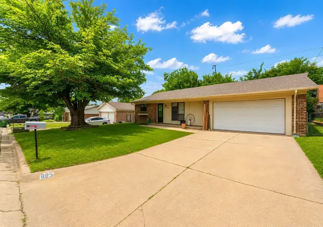 Photo 3 of Single family home for sale at 805 Long Dr, Mineral Wells, TX 76067 | MLS# 21256779 | Listing updated on 2026-08-24