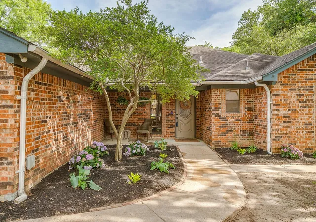 Homes for sale in North Richland Hills, TX | 6824 Ridgewood Dr, North Richland Hills, TX 76182 | MLS# 21238262