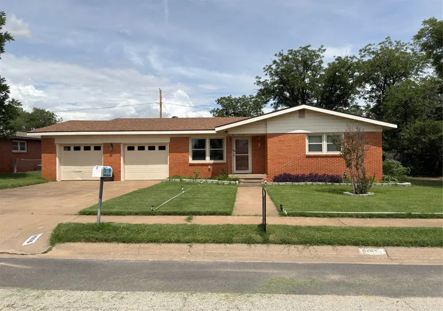 Photo 1 of Sale Pending at 4008 Irving Ave, Snyder, TX 79549 | MLS# 21262661 | Listing updated on 2026-08-26