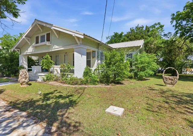 Photo 2 of Single family home for sale at 817 W Long St, Stephenville, TX 76401 | MLS# 21260507 | Listing updated on 2026-09-23