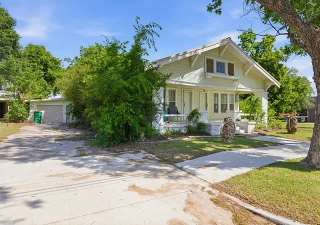 Photo 3 of Single family home for sale at 817 W Long St, Stephenville, TX 76401 | MLS# 21260507 | Listing updated on 2026-09-23