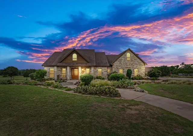 Homes for sale in Lorena, TX | 200 Ranchcrest Rd, Lorena, TX 76655 | MLS# 21262812
