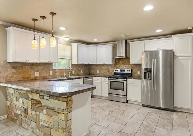 Photo 2 of Single family home for sale at 405 Granbury Ct, Granbury, TX 76049 | MLS# 21263077 | Listing updated on 2026-09-01