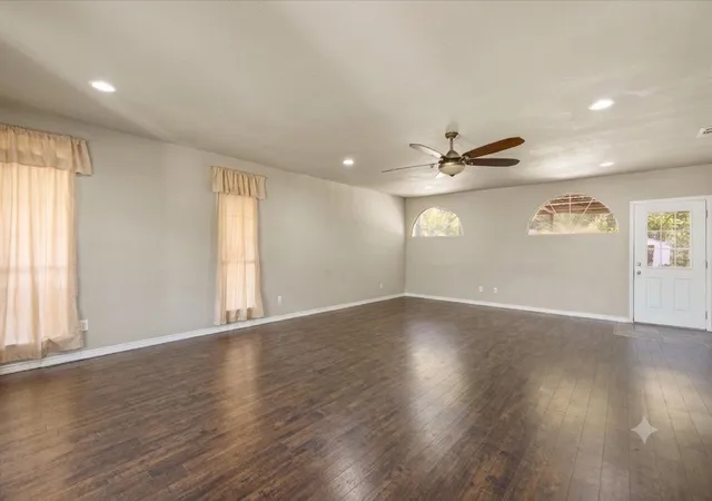 Photo 4 of Single family home for sale at 405 Granbury Ct, Granbury, TX 76049 | MLS# 21263077 | Listing updated on 2026-09-01