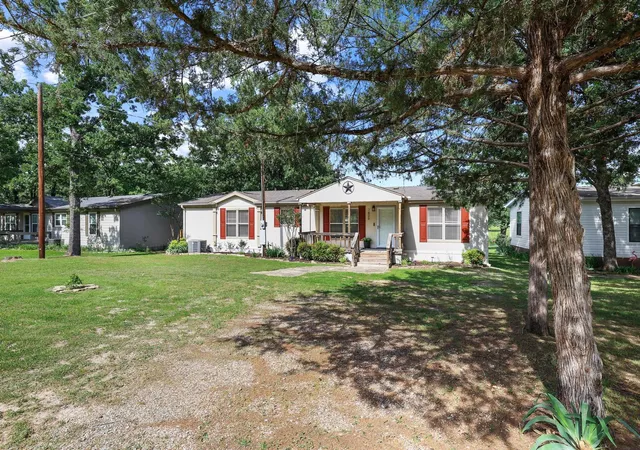 Photo 2 of Single family home for sale at 7406 Lakeview Dr, Bonham, TX 75418 | MLS# 21252224 | Listing updated on 2026-08-26