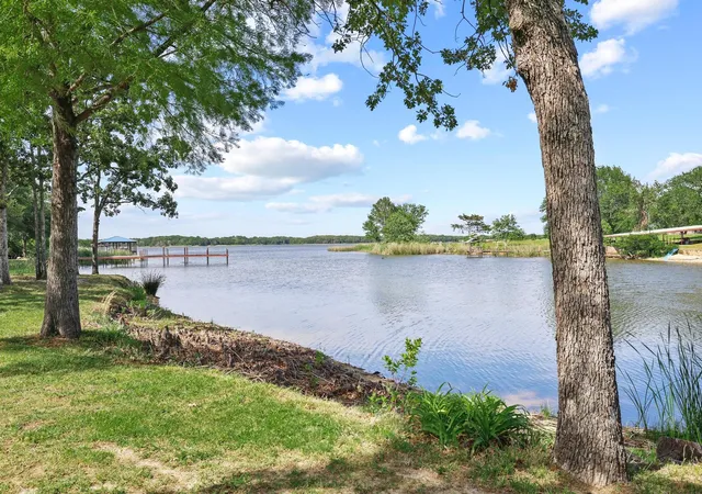 Photo 3 of Single family home for sale at 7406 Lakeview Dr, Bonham, TX 75418 | MLS# 21252224 | Listing updated on 2026-08-26