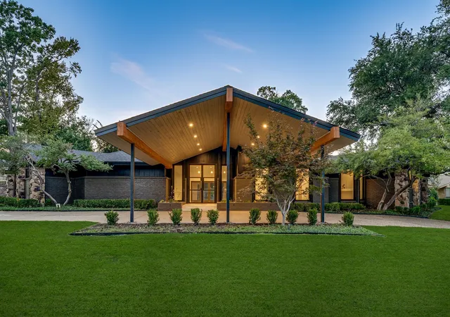 Photo 2 of Sale Pending at 6275 Preston Creek Dr, Dallas, TX 75240 | MLS# 21263314 | Listing updated on 2026-09-26