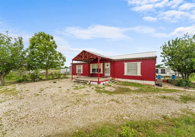 Photo 3 of Manufactured home for sale at 2412 Luisa Ln, Alvarado, TX 76009 | MLS# 21255216 | Listing updated on 2026-08-27