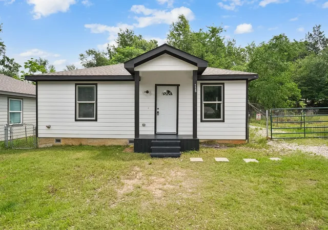 Photo 1 of Single family home for sale at 136 Erie St, Mabank, TX 75156 | MLS# 21263428 | Listing updated on 2026-07-23