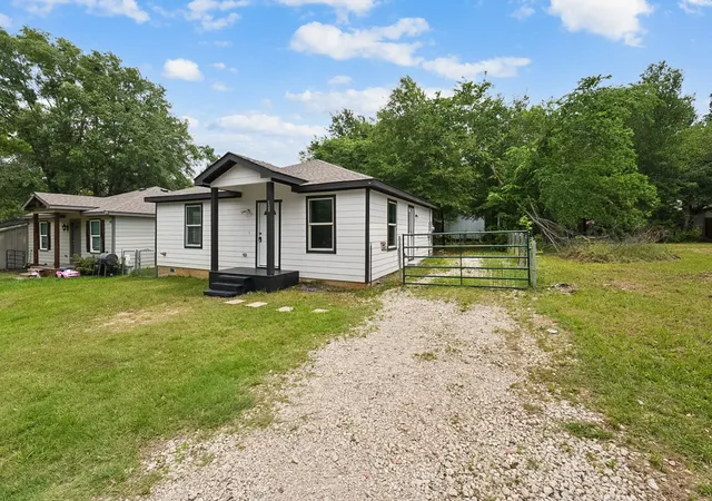 Photo 2 of Single family home for sale at 136 Erie St, Mabank, TX 75156 | MLS# 21263428 | Listing updated on 2026-07-23