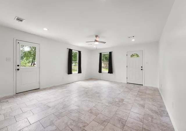Photo 3 of Single family home for sale at 136 Erie St, Mabank, TX 75156 | MLS# 21263428 | Listing updated on 2026-07-23