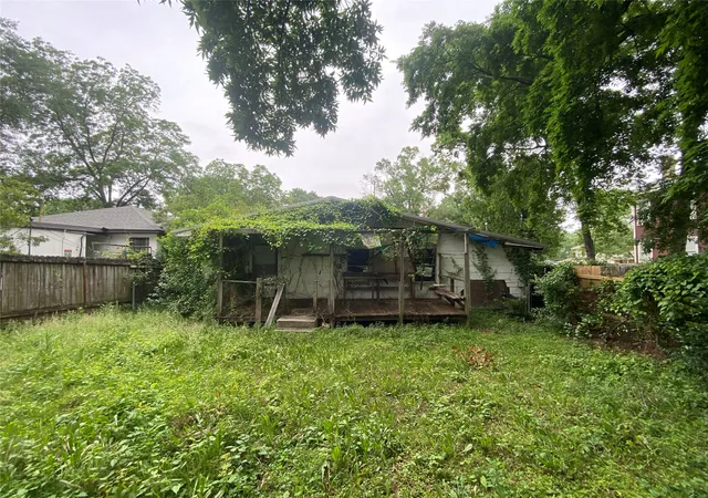 Photo 3 of Sale Pending at 927 Dalzell St, Shreveport, LA 71104 | MLS# 21249484 | Listing updated on 2026-07-07