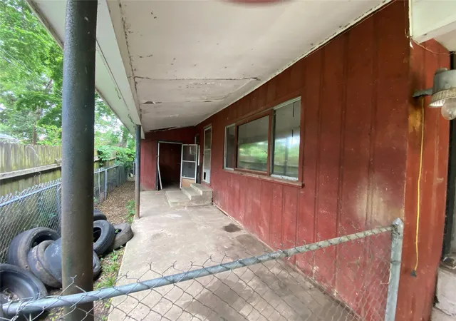 Photo 3 of Sale Pending at 927 Dalzell St, Shreveport, LA 71104 | MLS# 21249484 | Listing updated on 2026-07-07