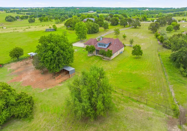 Photo 2 of Single family home for sale at 1914 Bentwater Pkwy, Granbury, TX 76049 | MLS# 21262262 | Listing updated on 2026-10-08