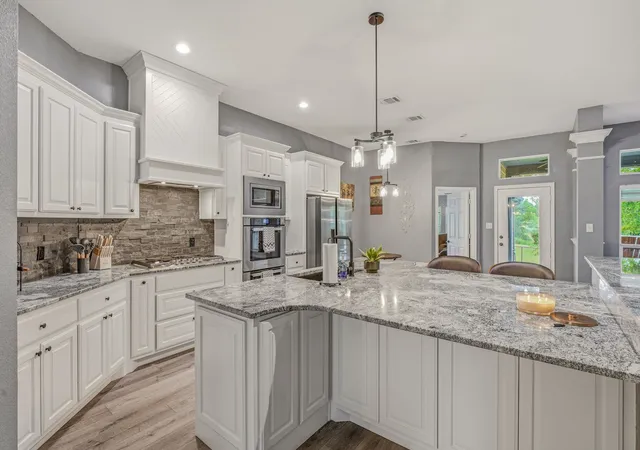 Photo 3 of Single family home for sale at 1914 Bentwater Pkwy, Granbury, TX 76049 | MLS# 21262262 | Listing updated on 2026-10-08