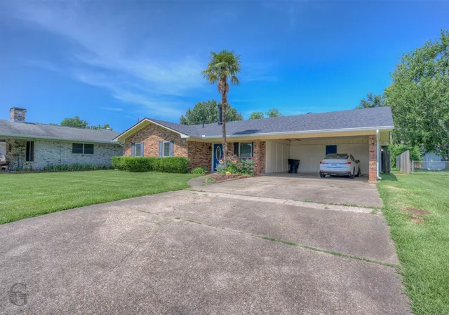 Single family home for sale at 1905 Miles St, Bossier City, LA 71112 | MLS# 21262870