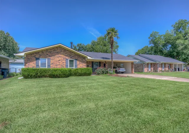 Photo 3 of Single family home for sale at 1905 Miles St, Bossier City, LA 71112 | MLS# 21262870 | Listing updated on 2026-08-31