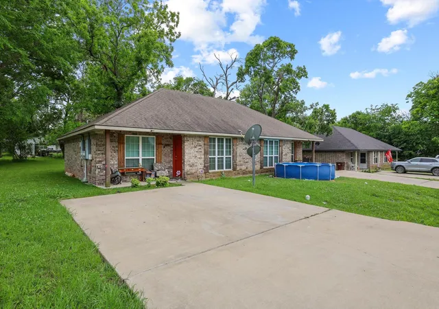 Photo 1 of Townhouse for sale at 704 Seven Oaks Rd, Bonham, TX 75418 | MLS# 21263803 | Listing updated on 2026-07-24