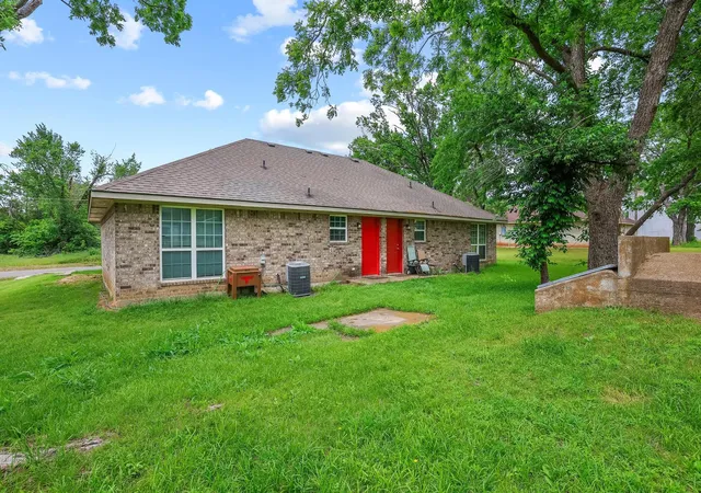 Photo 2 of Townhouse for sale at 704 Seven Oaks Rd, Bonham, TX 75418 | MLS# 21263803 | Listing updated on 2026-07-24